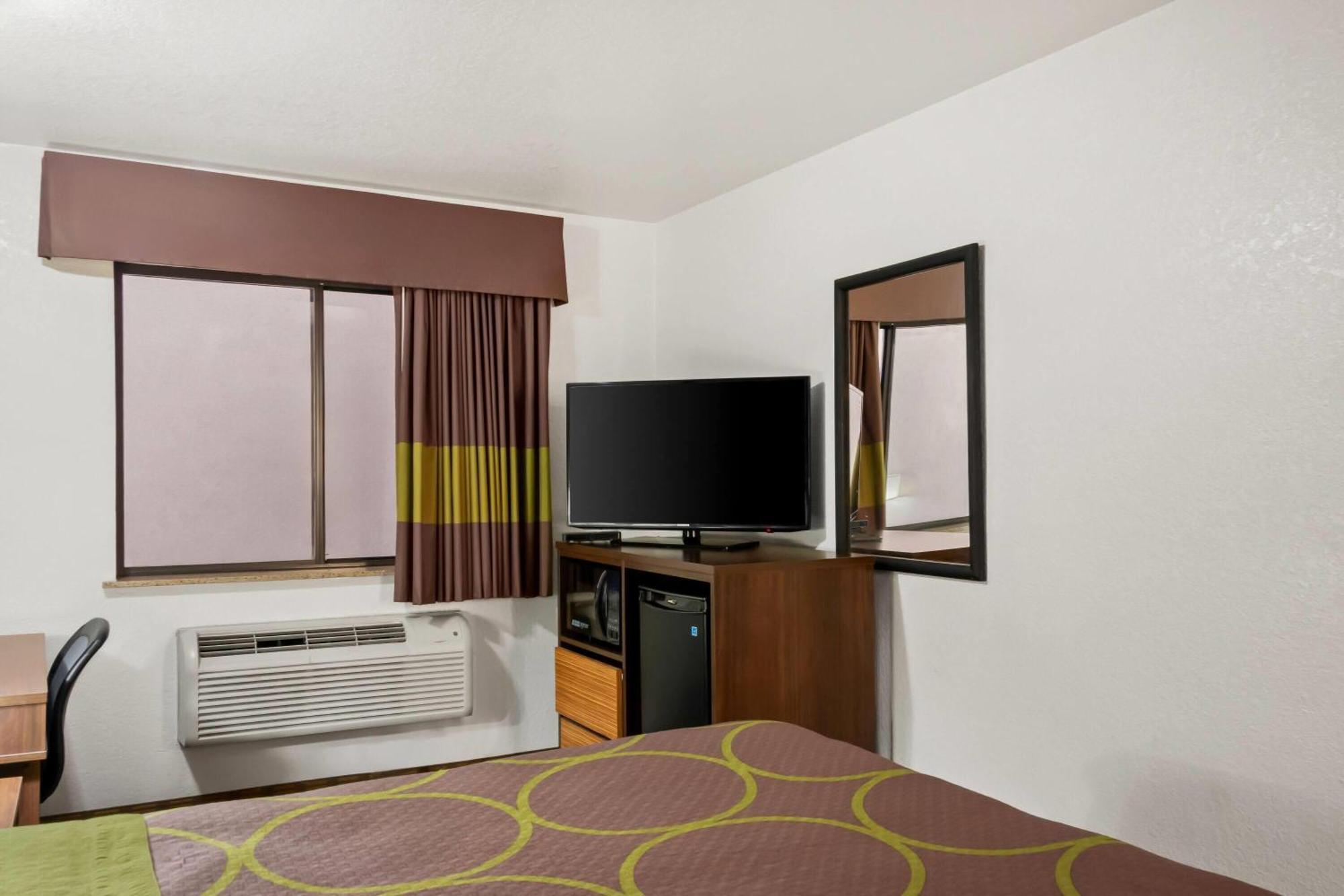 Super 8 By Wyndham Santa Rosa Hotel Exterior photo